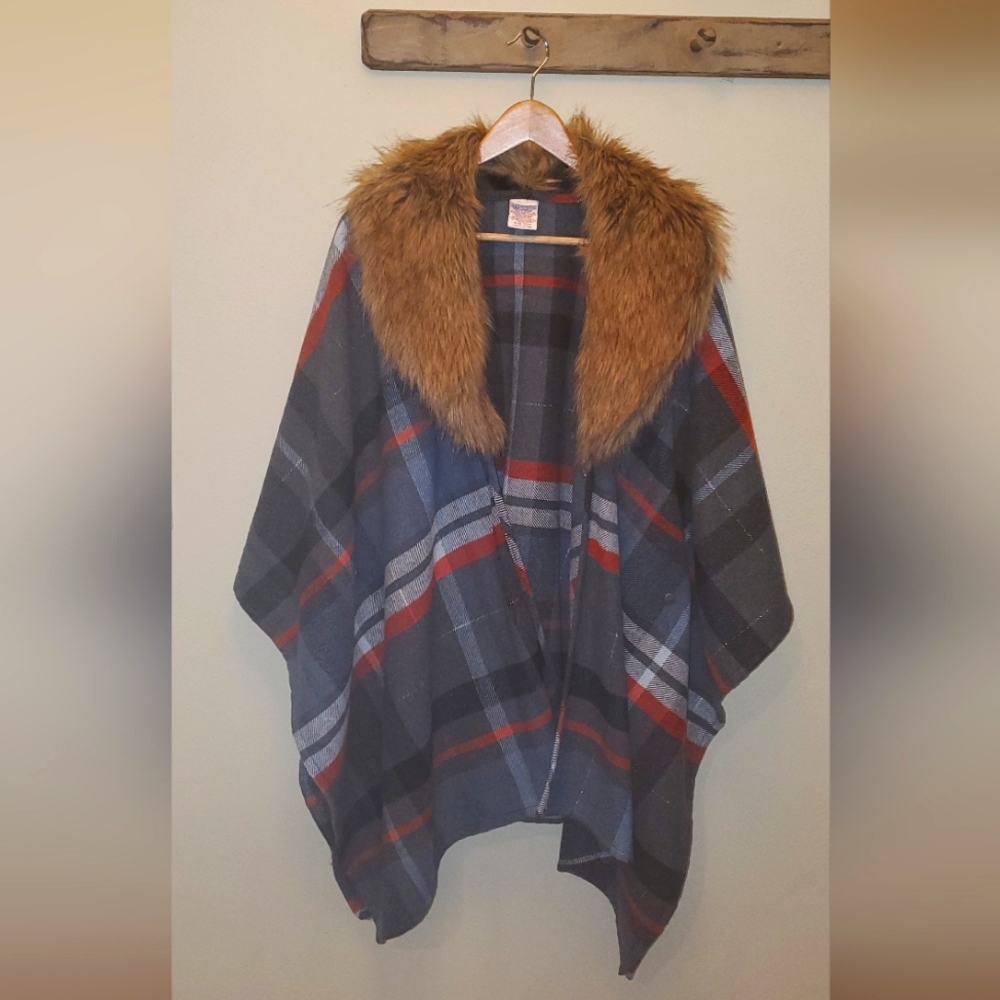 Merona plaid Pancho with removable faux fur collar, Size S/M